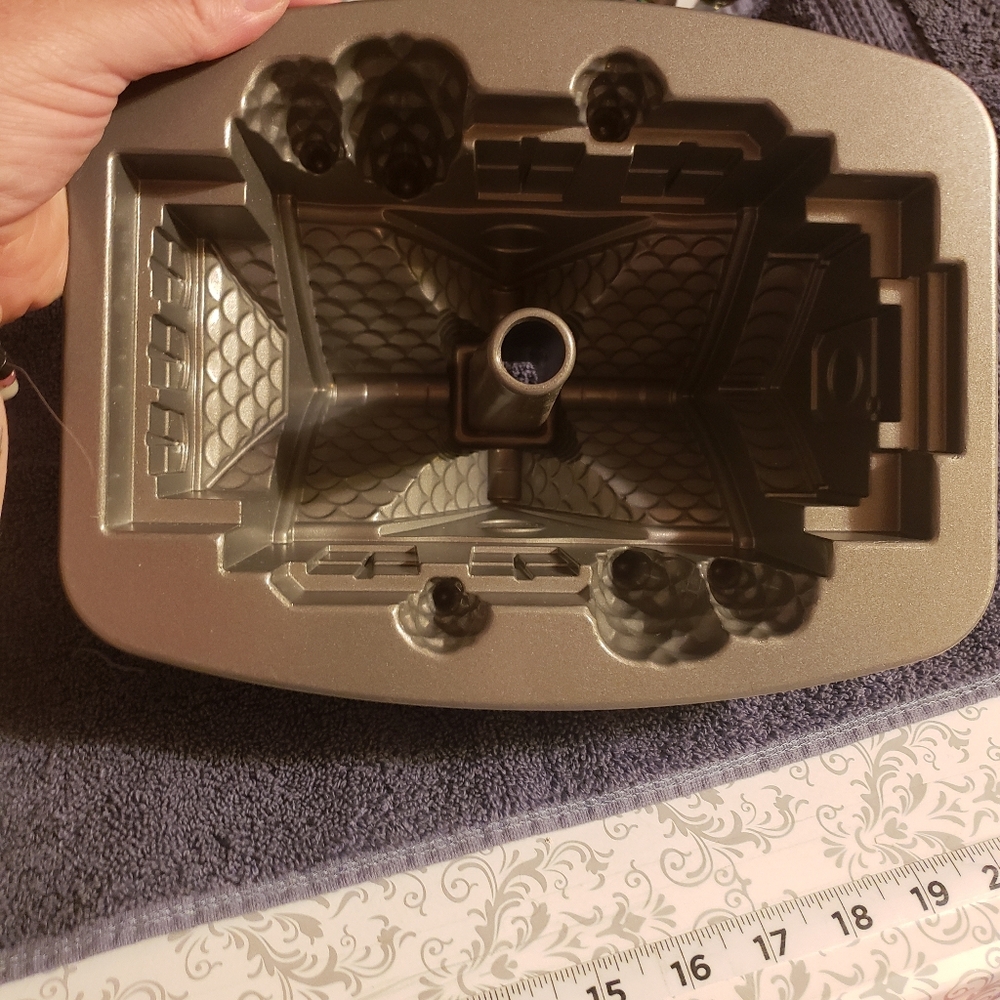 NWOT Nordic Ware Gingerbread House Cake Mold Christmas Cottage 10”x8”x6” - Picture 6 of 6